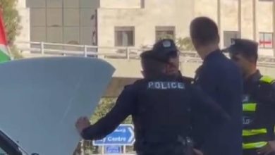 صورة | في ظل موجة حر استثنائية.. نشامى الأمن العام يجسدون دورهم الإنساني بمساعدة المواطنين