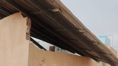 صورة | مراسل رؤيا: إصابة 3 أشخاص إثر بسقوط سقف منزل “زينكو” جراء الرياح القوية في الرويشد