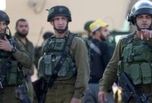 صورة | جيش الاحتلال يزعم إحباط محاولة طعن عند حاجز قلنديا واعتقال فلسطيني