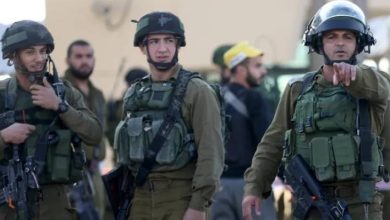 صورة | جيش الاحتلال يزعم إحباط محاولة طعن عند حاجز قلنديا واعتقال فلسطيني