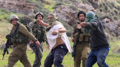 صورة | مراسل رؤيا: إصابات جراء هجوم مستوطنين على منازل فلسطينيين في مسافر يطا جنوب الخليل