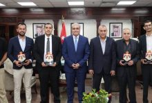 صورة | وزير الصحة يكرّم فريقاً طبياً في “البشير” لإنجازهم عملية نوعية بإعادة زراعة طرف مبتور لطفلة