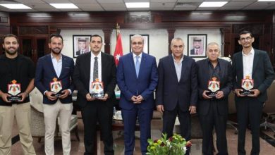 صورة | وزير الصحة يكرّم فريقاً طبياً في “البشير” لإنجازهم عملية نوعية بإعادة زراعة طرف مبتور لطفلة