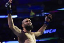 صورة | حمزة شيماييف يكتب التاريخ ويتوج بطلاً للعالم في الوزن المتوسط في UFC 319