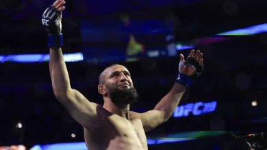 صورة | حمزة شيماييف يكتب التاريخ ويتوج بطلاً للعالم في الوزن المتوسط في UFC 319