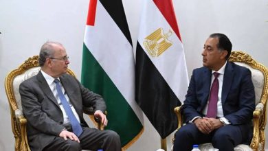 صورة | مؤتمر صحفي مشترك لرئيس الوزراء الفلسطيني ووزير الخارجية المصري على معبر رفح