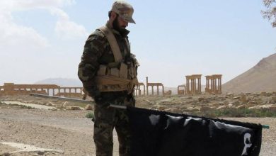 صورة | جماعة داعش الإرهابية تشن هجوماً انتحارياً على حاجز أمني في الميادين بدير الزور