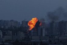 صورة | كييف تحت القصف: 3 قتلى بينهم طفل بهجوم روسي “ضخم” بالصواريخ الباليستية