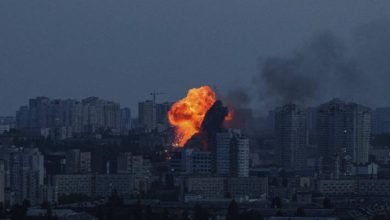 صورة | كييف تحت القصف: 3 قتلى بينهم طفل بهجوم روسي “ضخم” بالصواريخ الباليستية
