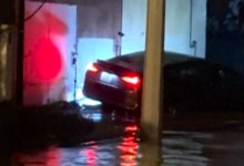 صورة | سيول جارفة تجتاح إحدى محافظات السعودية وتجرف المركبات بعد عواصف استثنائية.. فيديو