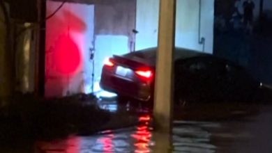صورة | سيول جارفة تجتاح إحدى محافظات السعودية وتجرف المركبات بعد عواصف استثنائية.. فيديو