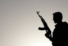 صورة | الأمن العام: القبض على شخص نشر فيديوهات يستعرض بها وهو يقوم بإطلاق عيارات نارية وارتكاب مخالفات مرورية خطرة