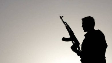 صورة | الأمن العام: القبض على شخص نشر فيديوهات يستعرض بها وهو يقوم بإطلاق عيارات نارية وارتكاب مخالفات مرورية خطرة
