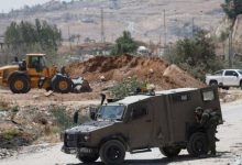 صورة الضفة: مستوطنون يهاجمون فلسطينيين ويقطعون أشجار زيتون (فيديو)