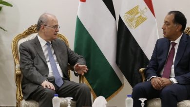 صورة رئيس الوزراء مصطفى يبحث مع نظيره المصري سبل وقف الحرب وإدارة غزة