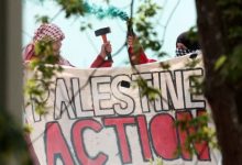 صورة الشرطة البريطانية تعتقل أكثر من 150 شخصا خلال احتجاج على حظر حركة فلسطين أكشن