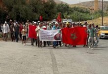 صورة سكان حي أوربيع ينظمون مسيرة احتجاجية صوب الولاية للمطالبة بتوفير الماء والكهرباء وتهيئة الطرق