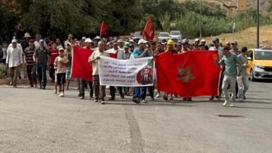 صورة سكان حي أوربيع ينظمون مسيرة احتجاجية صوب الولاية للمطالبة بتوفير الماء والكهرباء وتهيئة الطرق