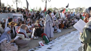 صورة بأسماء الرضع الشهداء وصور الضحايا.. مغربيات في الرباط يفضحن جرائم الاحتلال في غزة (فيديو)