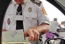صورة اعتقال شرطي بمراكش ظهر في فيديو يطلب رشوة 100 درهم من سائق