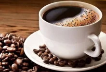 صورة عشّاق القهوة بمزاج أفضل بعد فنجانهم الأول في الصباح