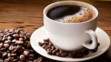 صورة عشّاق القهوة بمزاج أفضل بعد فنجانهم الأول في الصباح