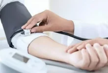 صورة هل تناول دواء الضغط ليلا أفضل من الصباح؟.. استشاري يوضح