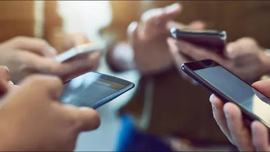 صورة مهندس تقني يوضح طرق حماية الهاتف الذكي من التلف وضمان استدامته لفترة أطول