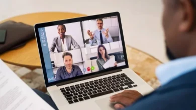 صورة مستشار موارد بشرية يوضح كيف يمكن أن يؤثر العمل عن بعد على شكل السوق