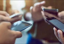 صورة سحب جوالات الأبناء ليس حلا لاستخدام الإنترنت العشوائي