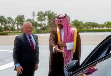 صورة ملك الأردن يصل نيوم وولي العهد في مقدمة مستقبليه