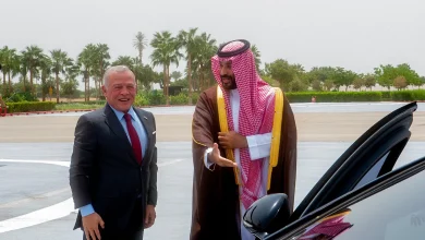 صورة ملك الأردن يصل نيوم وولي العهد في مقدمة مستقبليه