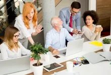 صورة خبير يوضح مزايا تدوير المهام للموظف خلال العمل  