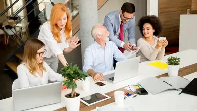 صورة خبير يوضح مزايا تدوير المهام للموظف خلال العمل  