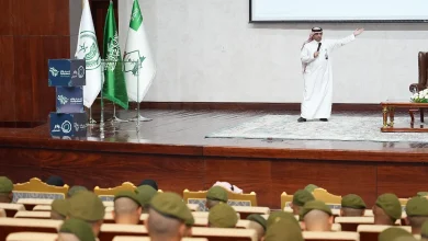 صورة لجنة الإعلام والتوعية المصرفية تنظم محاضرة عن التمويل المسؤول لمنسوبي الجوازات ضمن برنامج “واعي”