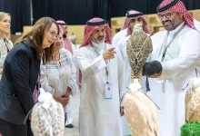 صورة حضور لافت للسياح والعائلات الأجنبية في المزاد الدولي لمزارع إنتاج الصقور 2025