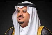 صورة نائب أمير الرياض يطمئن على شاب أنقذ العشرات من مركبة محترقة بجوار محطة وقود