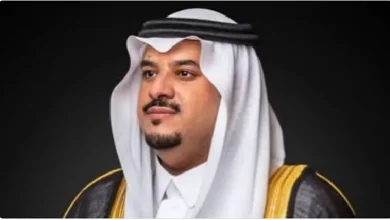 صورة نائب أمير الرياض يطمئن على شاب أنقذ العشرات من مركبة محترقة بجوار محطة وقود