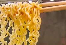 صورة وفاة طفل في مصر بعد تناوله 3 أكياس من «الإندومي» دون طهي