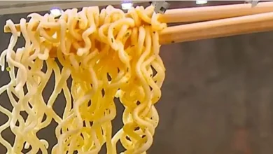صورة وفاة طفل في مصر بعد تناوله 3 أكياس من «الإندومي» دون طهي