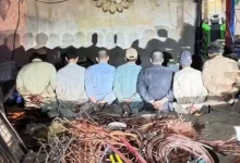صورة القبض على وافدين لسرقتهم كيابل كهربائية من مدارس ومرافق عامة بالرياض