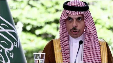 صورة وزير الخارجية يستعرض العلاقات الثنائية مع نظيره البحريني