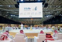 صورة بيع 3 صقور بـ111 ألف ريال في خامس ليالي المزاد الدولي لمزارع إنتاج الصقور 2025