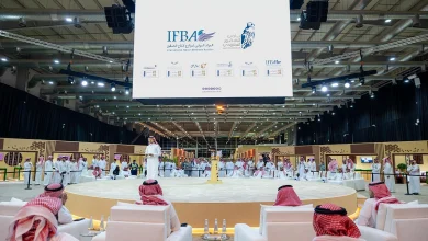 صورة بيع 3 صقور بـ111 ألف ريال في خامس ليالي المزاد الدولي لمزارع إنتاج الصقور 2025
