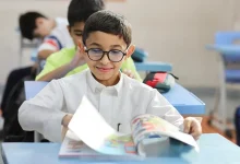 صورة مستشار تربوي: ضبط النوم والالتزام بالحضور يرفعان معنويات الطلبة