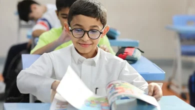 صورة مستشار تربوي: ضبط النوم والالتزام بالحضور يرفعان معنويات الطلبة