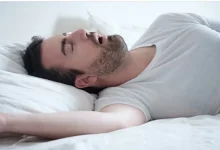 صورة استشاري يوضح أعراض ومخاطر توقف التنفس أثناء النوم