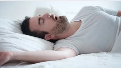 صورة استشاري يوضح أعراض ومخاطر توقف التنفس أثناء النوم