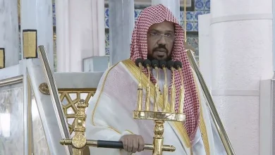 صورة خطيب المسجد النبوي: اللهم احفظ بلاد الحرمين وعلماءها ومقدساتها وحرماتها ورجال أمنها وعلى رأسهم خادم الحرمين وولي عهده