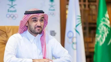 صورة وزير الرياضة يهنئ الأهلي بطل السوبر السعودي